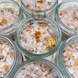  Đá muối thanh tẩy Himalaya mix thảo mộc, thanh tẩy đá, bài Tarot, tắm hay ngâm chân thanh tẩy trượt khí trong cơ thể 