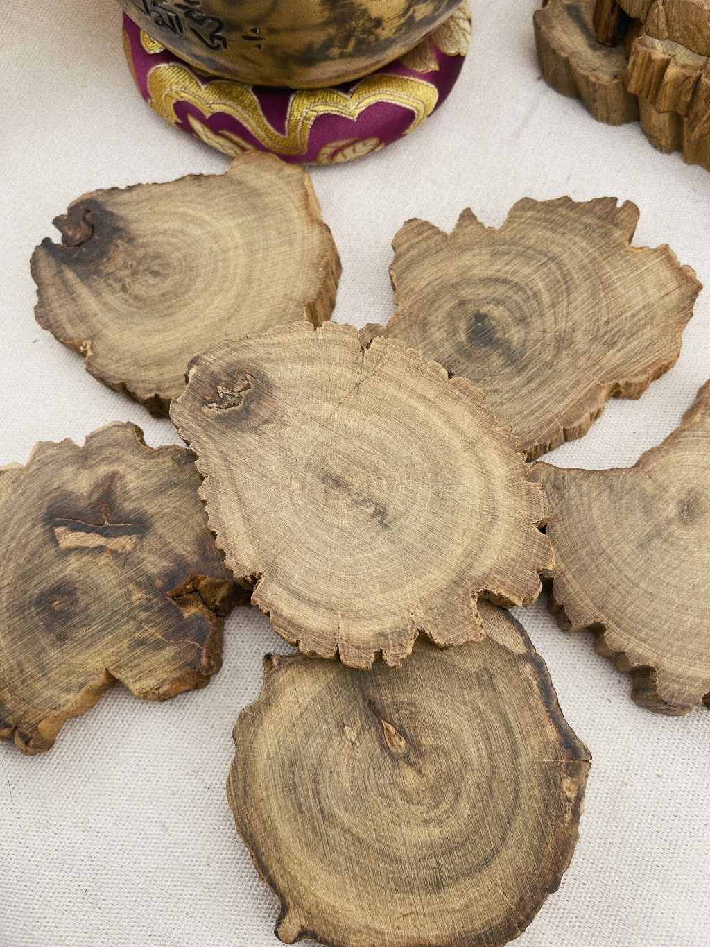  Đế gỗ Cedarwood tự nhiên, khoanh gỗ, lát gỗ tự nhiên, gỗ của cây Tuyết Tùng dùng Decor, đốt trầm, trưng bày đá tinh thể 