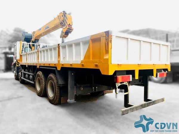 XE CẨU TỰ HÀNH 15 TẤN CHENGLONG LZ1310 GẮN CẨU XCMG SQS350-5