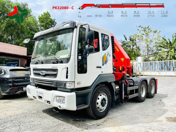 Đầu kéo gắn cẩu Palfinger 12 tấn