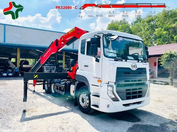 Đầu kéo UD gắn cẩu Robot