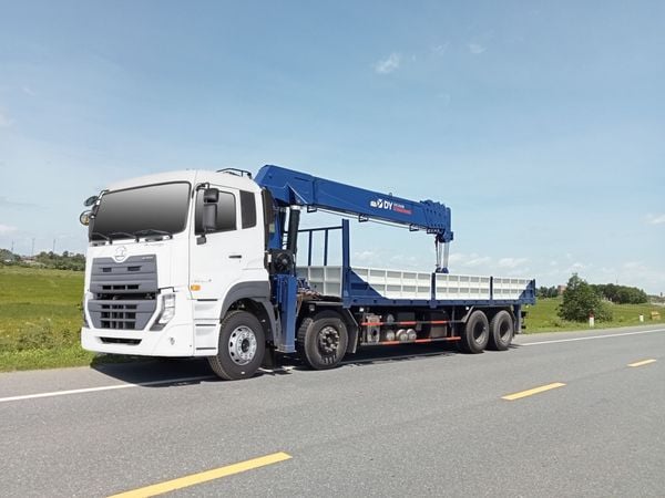 Xe UD gắn cẩu Dongyang 15 tấn
