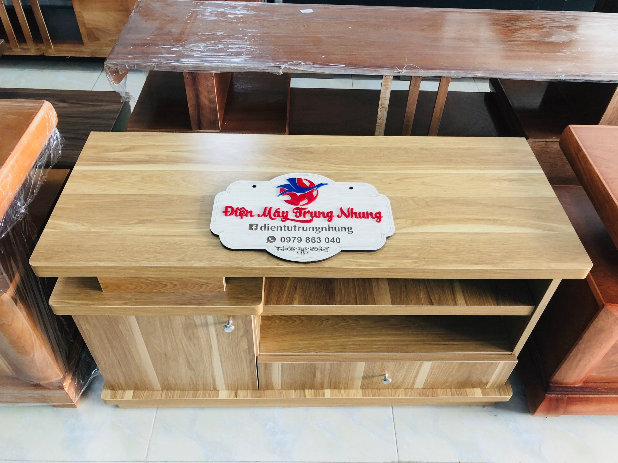 Kệ tivi rẻ gỗ min 1m 4280