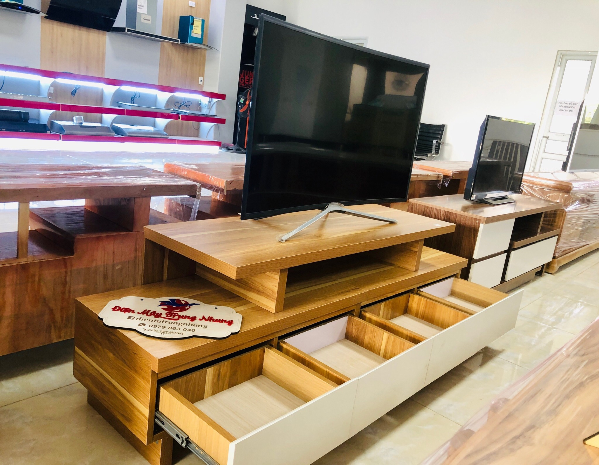 Kệ tivi rút 1.6m 3399