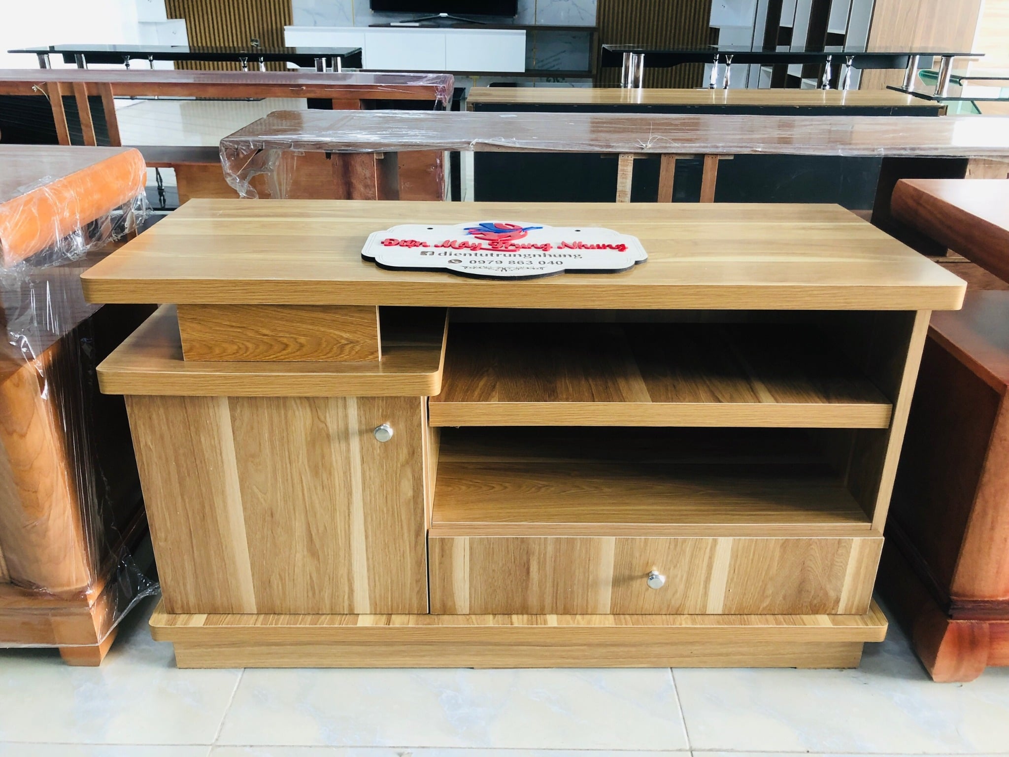 Kệ tivi rẻ gỗ min 1m 4280