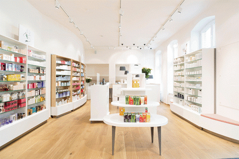 Thiết kế nội thất showroom cửa hàng mỹ phẩm đẹp và tiết kiệm