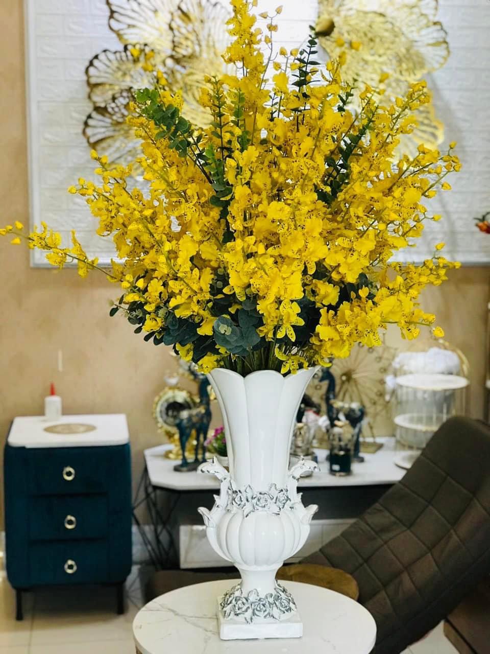 Lọ hoa trang trí đẹp cho không gian hiện đại tươi mới