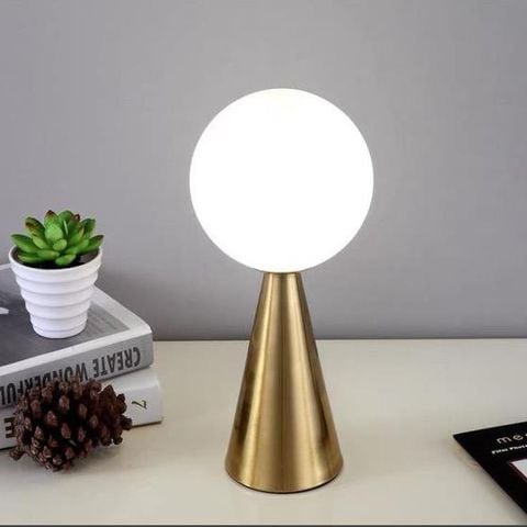 Đèn Bàn Kiểu Hình Cầu Trên Chóp Mạ Đồng DB99
