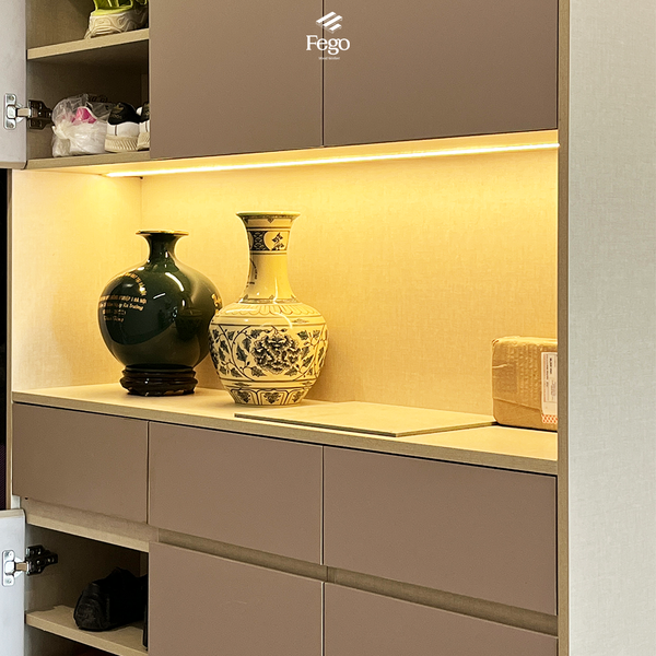  TỦ GIÀY KỊCH TRẦN TÍCH HỢP LED CUSTOM 