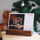  [FEGO Gift] Lịch để bàn Tết 2022 Nhâm Dần kèm kệ gỗ 