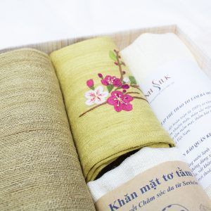  Set quà 013: khăn quàng, khăn tay tơ tằm thêu 