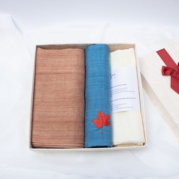  Set quà 015: khăn quàng đũi tơ tằm, khăn tay thêu 