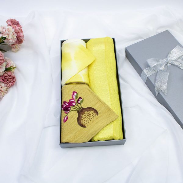  Set quà 041 Nắng Mềm: Khăn lụa vàng màu tự nhiên 