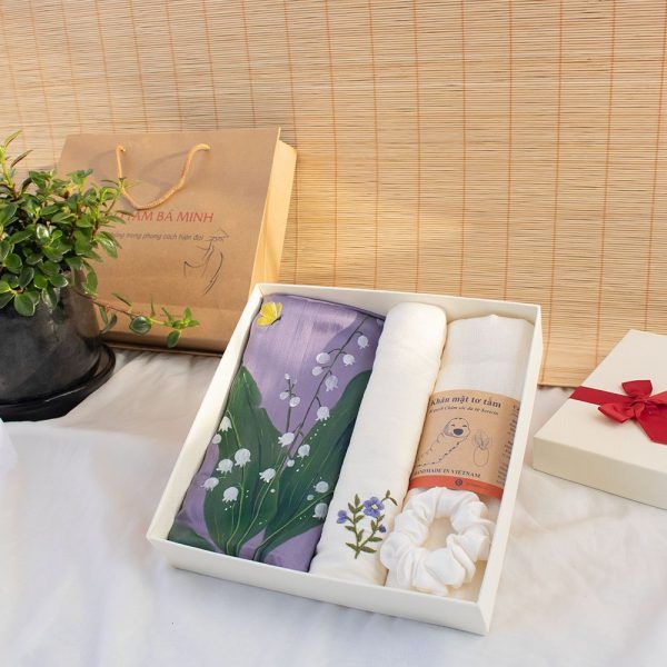  Set quà 054: Khăn choàng lụa vẽ tay cao cấp 