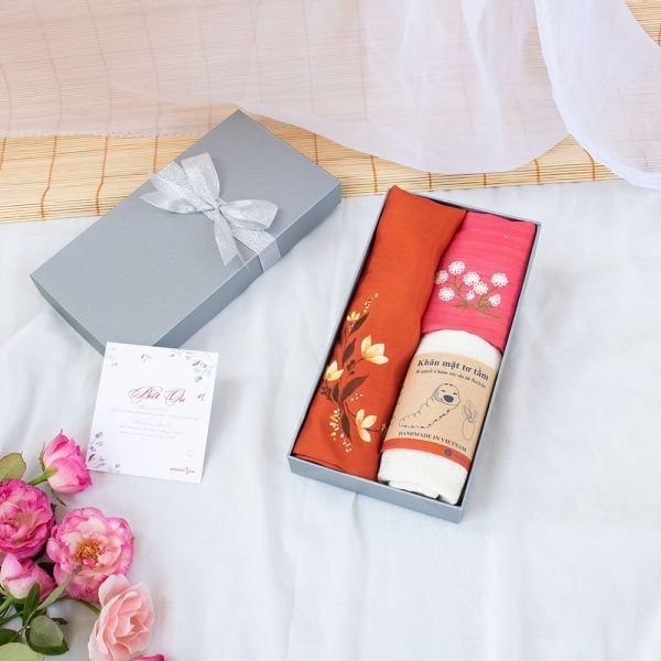  Set quà 055: Khăn lụa hoa vàng 