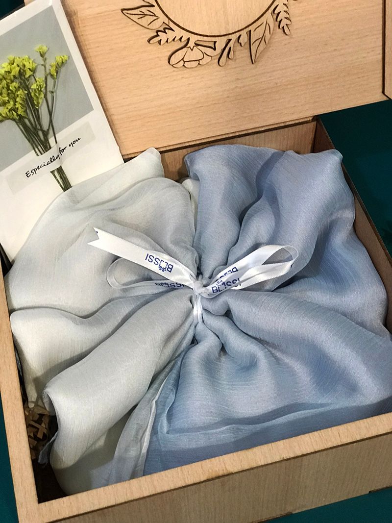  Bộ quà tặng khăn lụa hộp gỗ (được chọn mẫu khăn) 