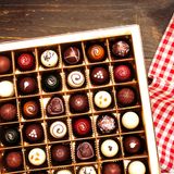  HỘP QUÀ TẶNG SÔ CÔ LA TƯƠI 36 VIÊN Legendary Chocolatier 