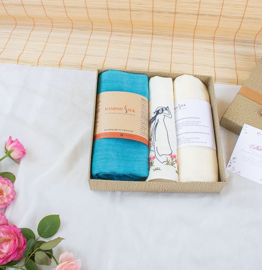  Set quà 057: Khăn quàng đũi xanh dịu dàng 