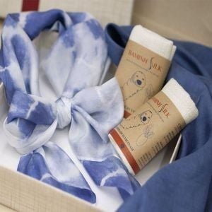  Set quà 045 Thiên Thanh: Khăn choàng lụa màu xanh thiên thanh 