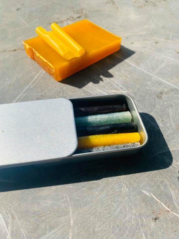  Xà bông lát – cuộn trong hộp thiếc trượt. 