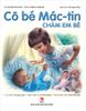 Cô bé Mác-tin chăm em bé