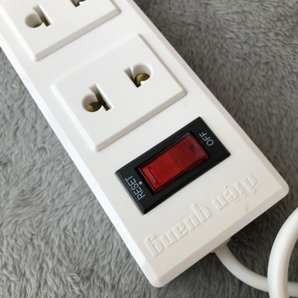 Ổ Cắm Điện Quang ĐQ 002A-02 ( 3 lỗ )