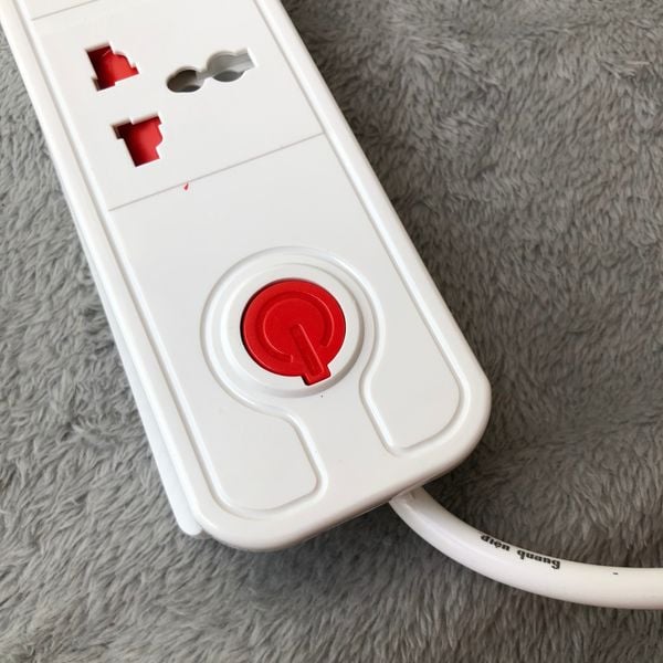 Ổ cắm Điện Quang ĐQ ESK DBW103USB ( Kiểu tàu siêu tốc, 3 lỗ 3 chấu, 2 USB, màu trắng )