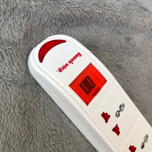 Ổ cắm Điện Quang ĐQ ESK DBW103USB ( Kiểu tàu siêu tốc, 3 lỗ 3 chấu, 2 USB, màu trắng )