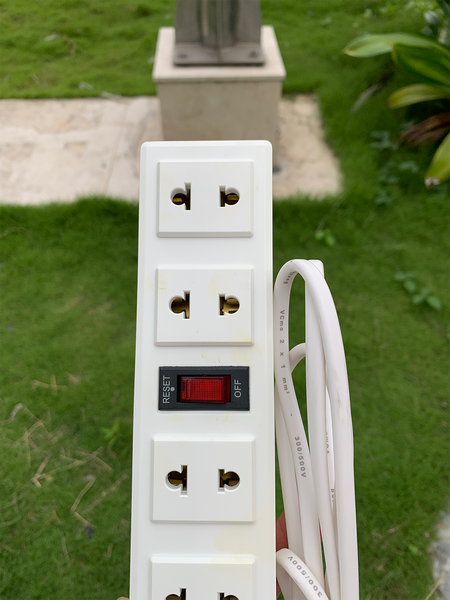 Ổ cắm Điện Quang ĐQ 001A-01 ( 6 lỗ 2 chấu ) - Năm SX 2014, 2015 - Bảo hành 12 tháng