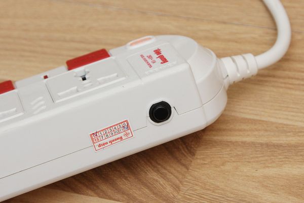 Ổ cắm Điện Quang ĐQ ESK 5W.SM750SL (5 lỗ 3 chấu dây 5 mét màu trắng đỏ)