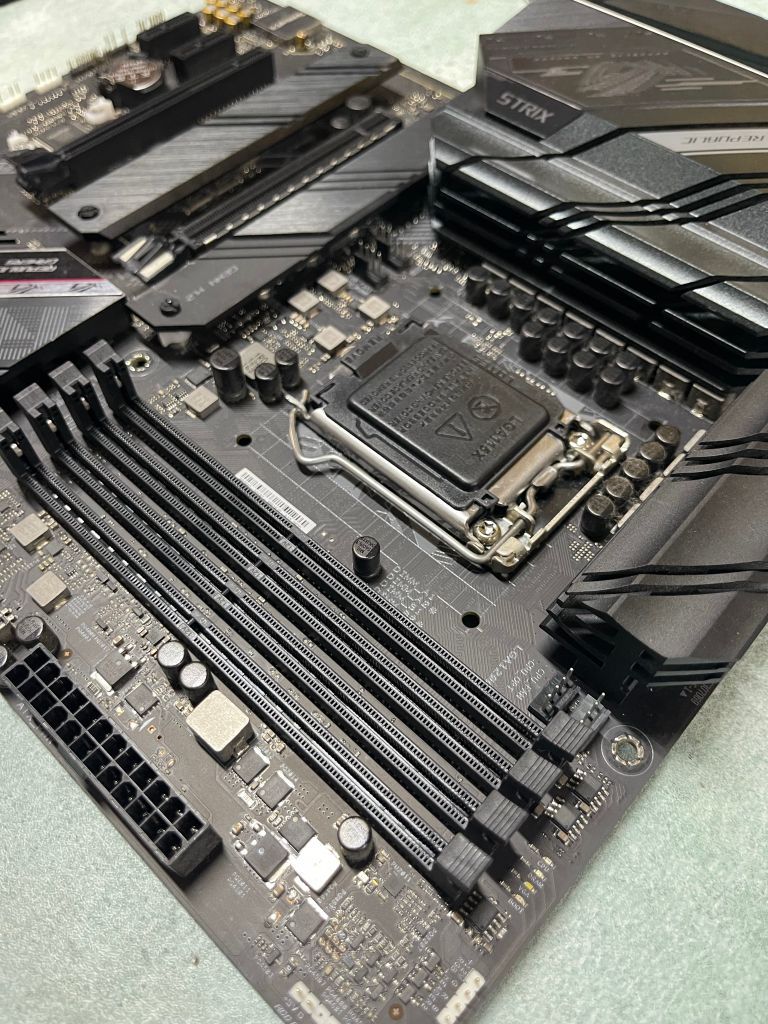 MAIN ASUS ROG STRIX B560-F GAMING WIFI USED