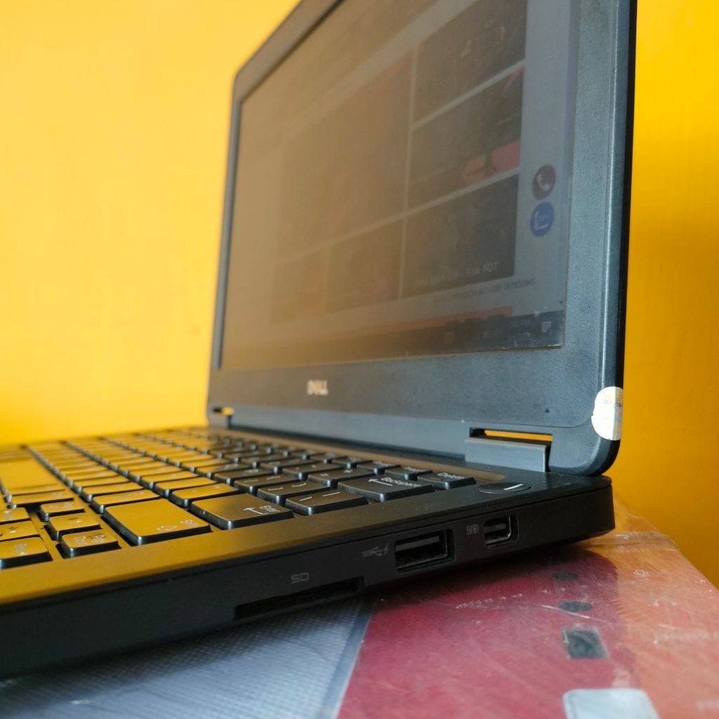 Laptop Dell E5250 12inch i5 5300U/ 8gb ram / 128gb ssd LCD 12.5 CŨ