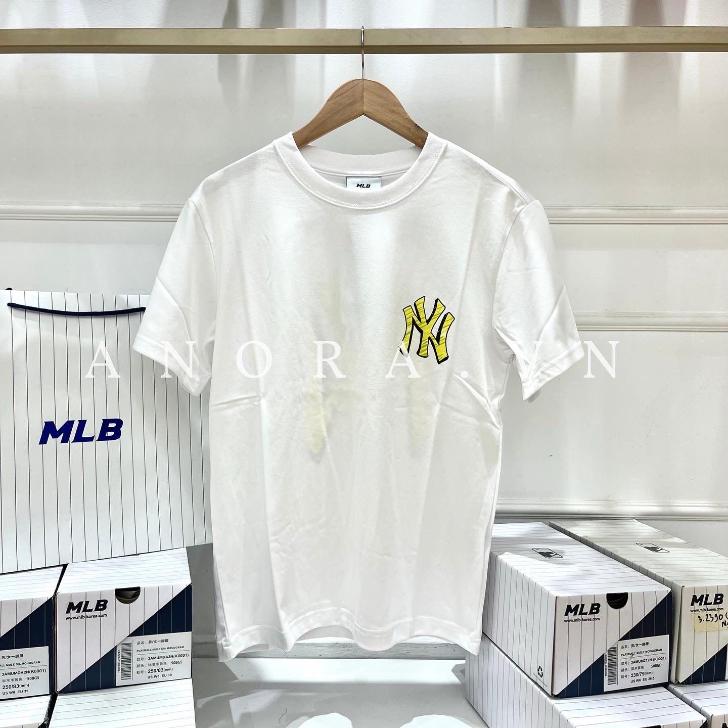 Áo phông MLB Basic Monogram Back Logo Short Sleeve Tshirt New York Yankees 3ATSM202350CRS #15 Áo phông MLB Basic Monogram Back Logo Short Sleeve Tshirt New York Yankees 3ATSM202350CRS