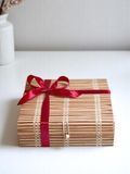  Hộp mây 4 bánh nan - Trắng Đỏ 