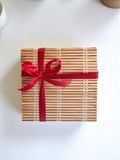  Hộp mây 4 bánh nan - Trắng Đỏ 