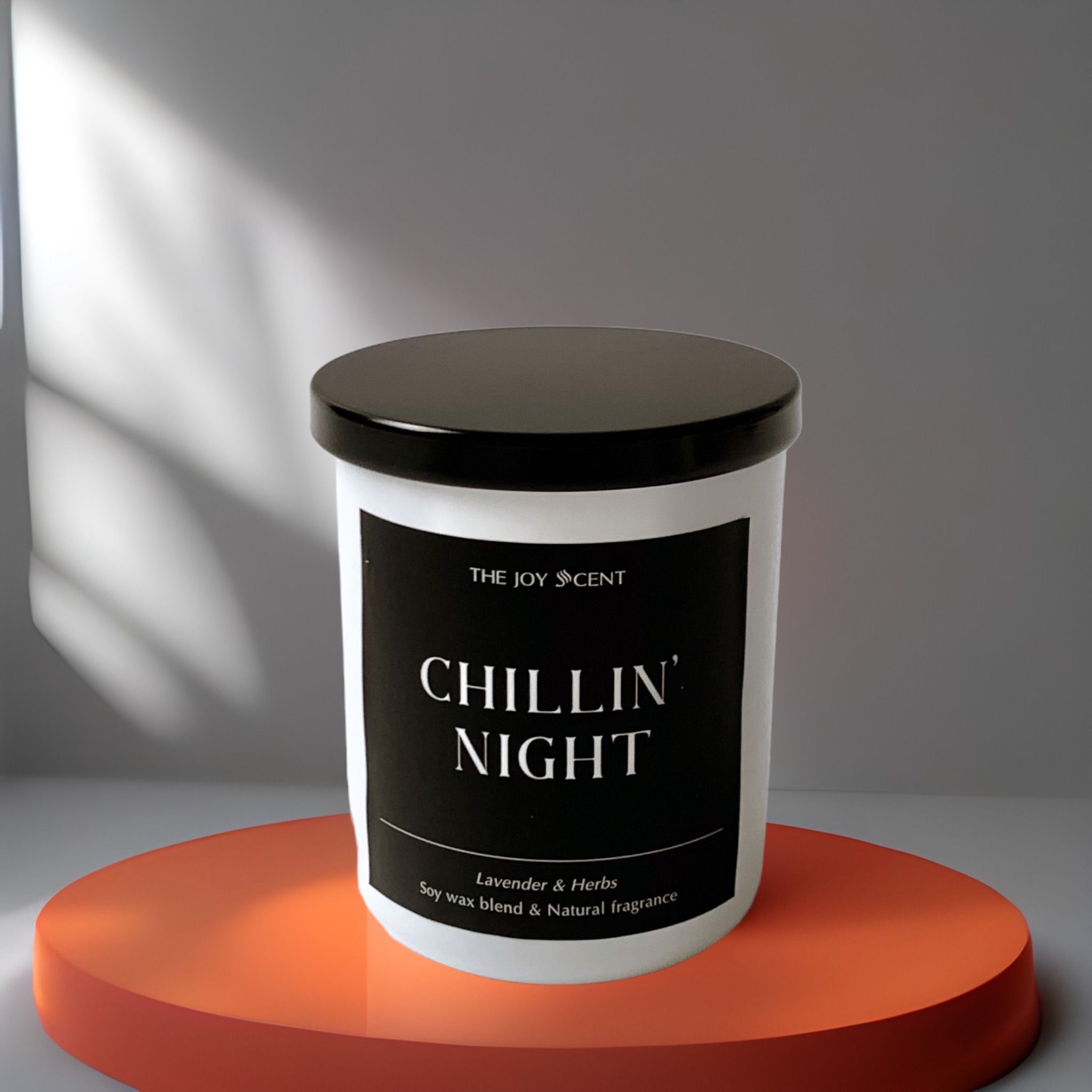 Nến thơm cao cấp CHILLIN\' NIGHT sẽ giúp bạn tìm lại cảm giác yên bình và thư giãn. Với hương thơm ấm áp và tinh tế, nến sẽ mang lại cho bạn cảm giác nhẹ nhàng và dễ chịu. Hãy xem bức ảnh để khám phá thêm về sản phẩm tuyệt vời này!