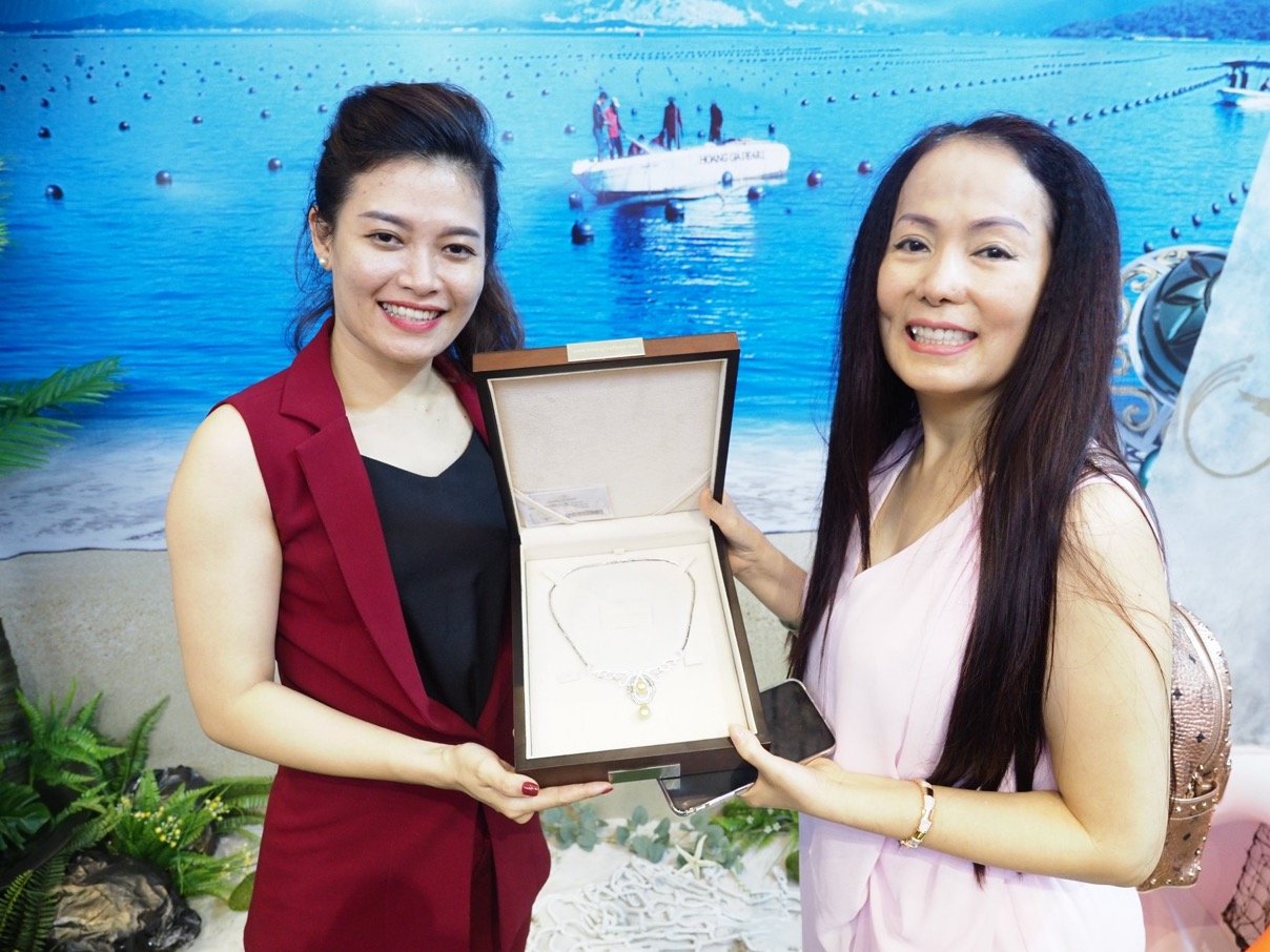 Quý cô may mắn thắng giải đặc biệt của chương trình bốc thăm trúng thưởng  - Vòng cổ ngọc trai trị giá 50.000.000đ