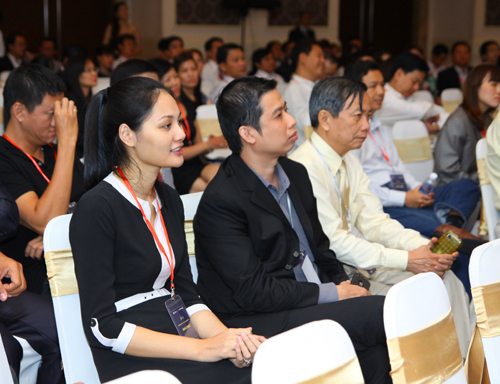 Hương Giang lắng nghe Huong Giang lang nghe