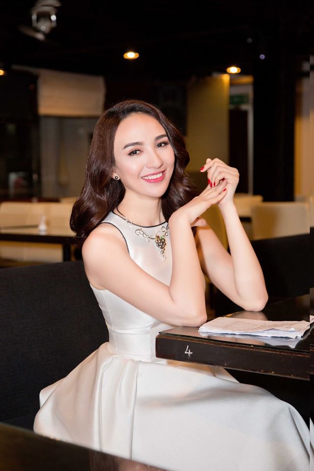 Chiếc vòng cổ ngọc trai cũng được Hoa hậu Ngọc Diễm lựa chọn xuất hiện tại một sự kiện sắc đẹp lớn tại Nha Trang Chiec vong co ngoc trai cung duoc Hoa Hau Ngoc Diem lua chon xuat hien tai mot su kien sac dep lon tai Nha Trang