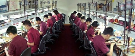 va ngoc trai sau khi thu hoach duoc mang ve che tac nu trang bang phuong phap thu cong ngay tai xuong che tac o tp.hcm