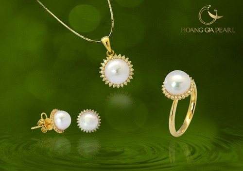 tia nang dau tien cua buoi ban mai mo ra huong vi thanh khiet va khong gian bat tan cua buoi binh minh. la diem hoi tu cua tu tru trong ngu hanh, nhung vien ngoc long lanh anh duong nhu vang hao quang chieu roi, gia tang vuong khi, su tot lanh, mang lai suc khoe va su may man cho nu chu nhan