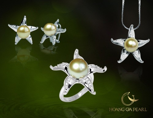 hay bo trang suc sao bien lai duoc lay y tuong mo phong sinh vat dai duong, mang hoi tho giua bien troi xanh ngat, vien ngoc vang khoac len ve dep quyen ru nong nan co suc me hoac la ki voi nhung tam hon lang man, yeu thich ve dep tinh khoi tu bien ca. sao bien mang den su may man, suc khoe, tinh yeu va gui di nhung thong diep yeu thuong cua nu than may man