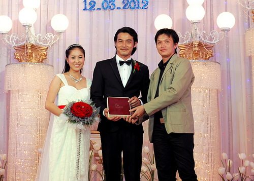 ong Tuan tang bo trang suc ngoc trai gan da quy cho Ngoc Ngoan va Le Phuong ong Tuan tang bo trang suc ngoc trai gan da quy cho Ngoc Ngoan va Le Phuong