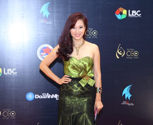 Mrs Nguyễn Thu Hương Mrs Nguyen Thu Huong tham dự với bộ trang sức lộng lẫy