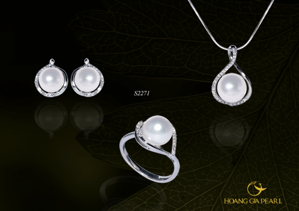 Bộ ngọc trai sở hữu màu trắng phản chiếu ánh hồng ngọt ngào, duyên dáng của Hoàng Gia Pearl. Bo ngoc trai so huu mau trang phan chieu anh hong ngot ngao, duyen dang cua Hoang Gia Pearl