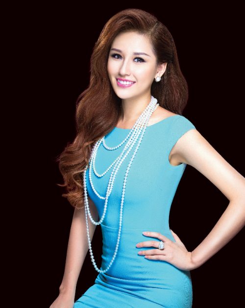 Hoa hậu Mai Phương Thúy nổi tiếng với gu thời trang sang trọng. Cô chọn trang sức ngọc trai của Hoàng Gia Pearl Hoa hau Mai Phuong Thuy noi tieng voi gu thoi trang sang trong. Co chon trang suc ngoc trai Hoang Gia Pearl