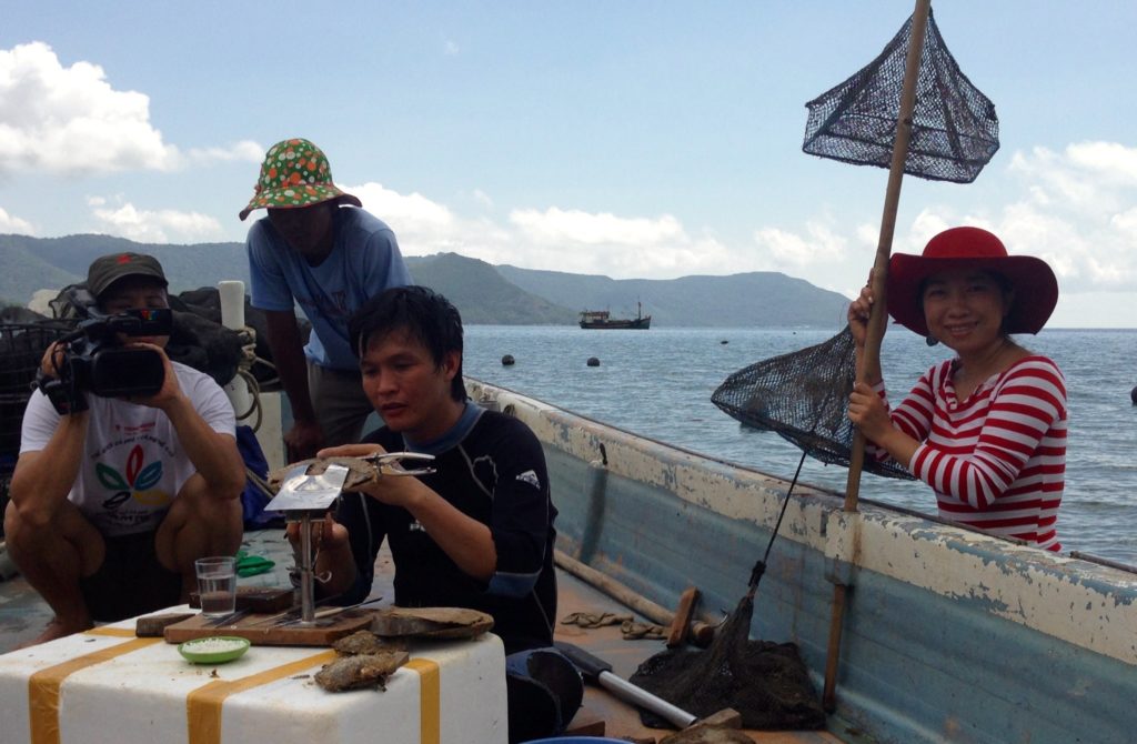 Góc quay cận cảnh khi nhân vật thực hiện thao tác cấy ngọc trai goc quay can canh khi nhan vat thuc hien thao tac cay ngoc trai