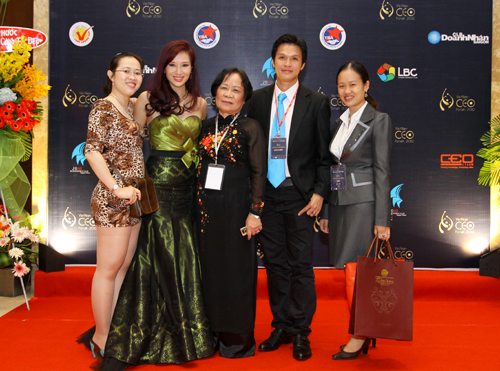 Mrs Nguyễn Thu Hương và anh Tuấn Ngọc trai Mrs Nguyen Thu Huong va anh Tuan Ngoc trai