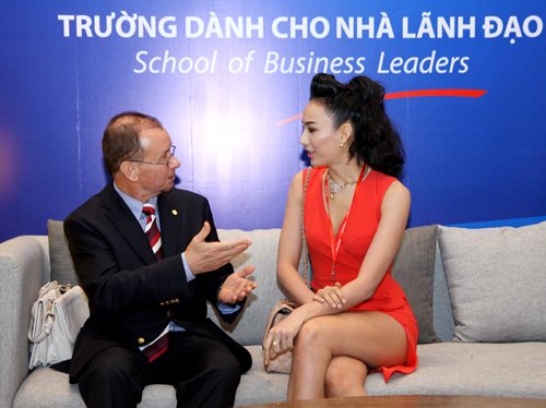 Ngọc diễm giao lưu với các DN Ngoc Diem long lay voi trang suc ngoc trai dang giao luu voi cac DN