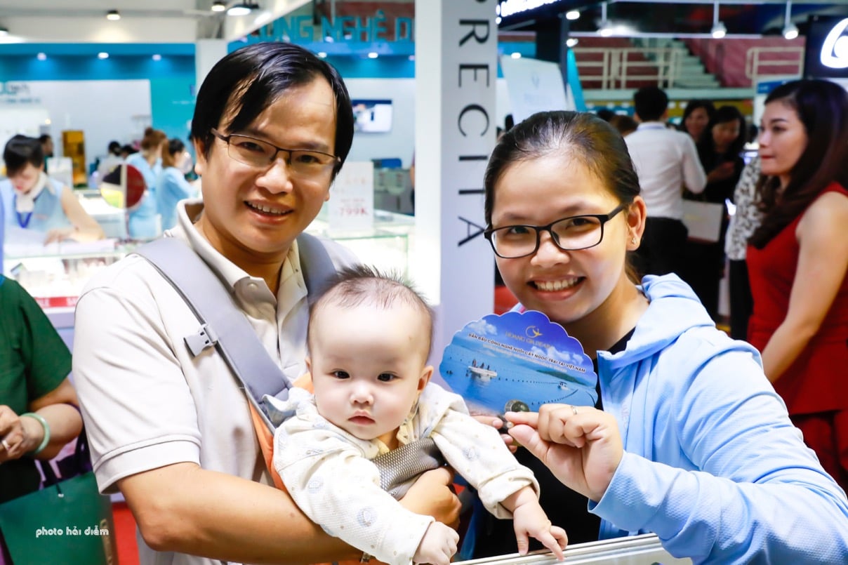 Cả gia đình cùng nhau đi mua sắm và lưu lại khoảnh khắc đẹp cùng món quà của Hoàng Gia Peral - một viên ngọc trai Akoya óng ánh